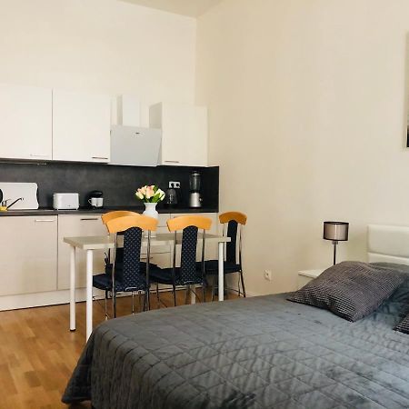 Modern Cozy Apartment In Central Prag Eksteriør billede