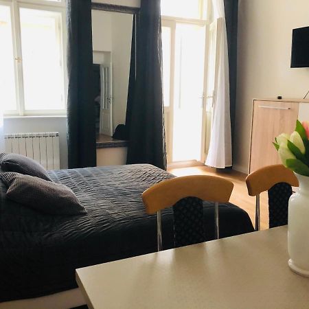 Modern Cozy Apartment In Central Prag Eksteriør billede