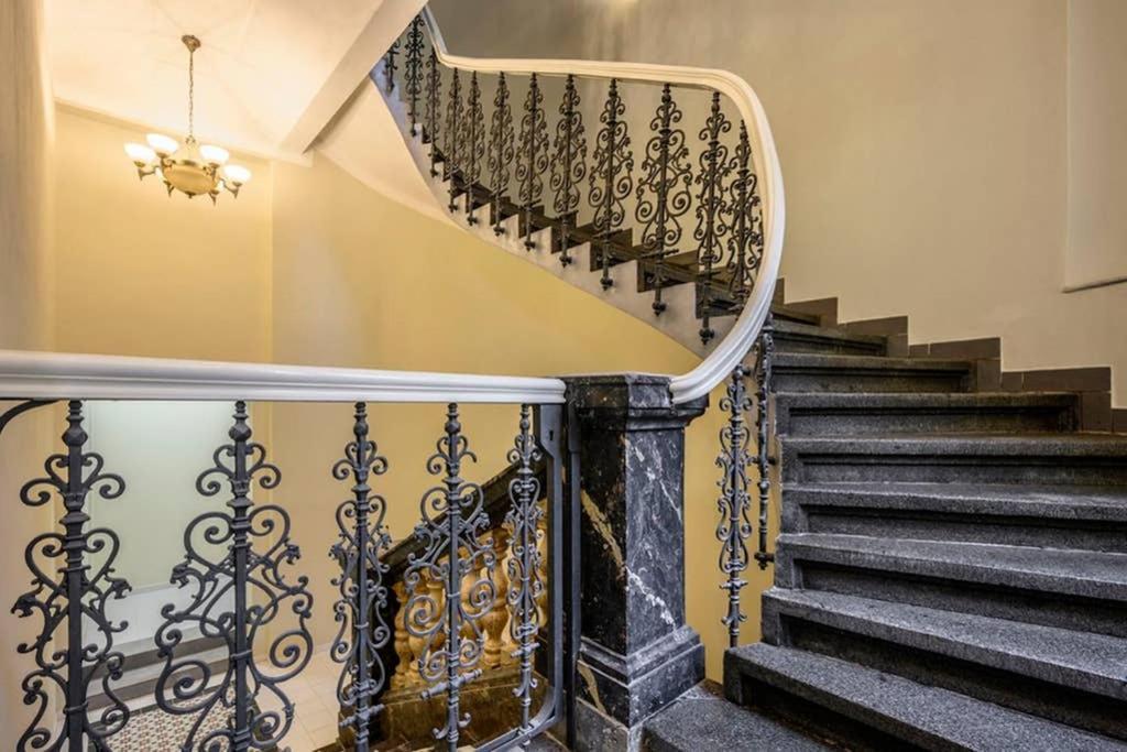 Modern Cozy Apartment In Central Prag Eksteriør billede