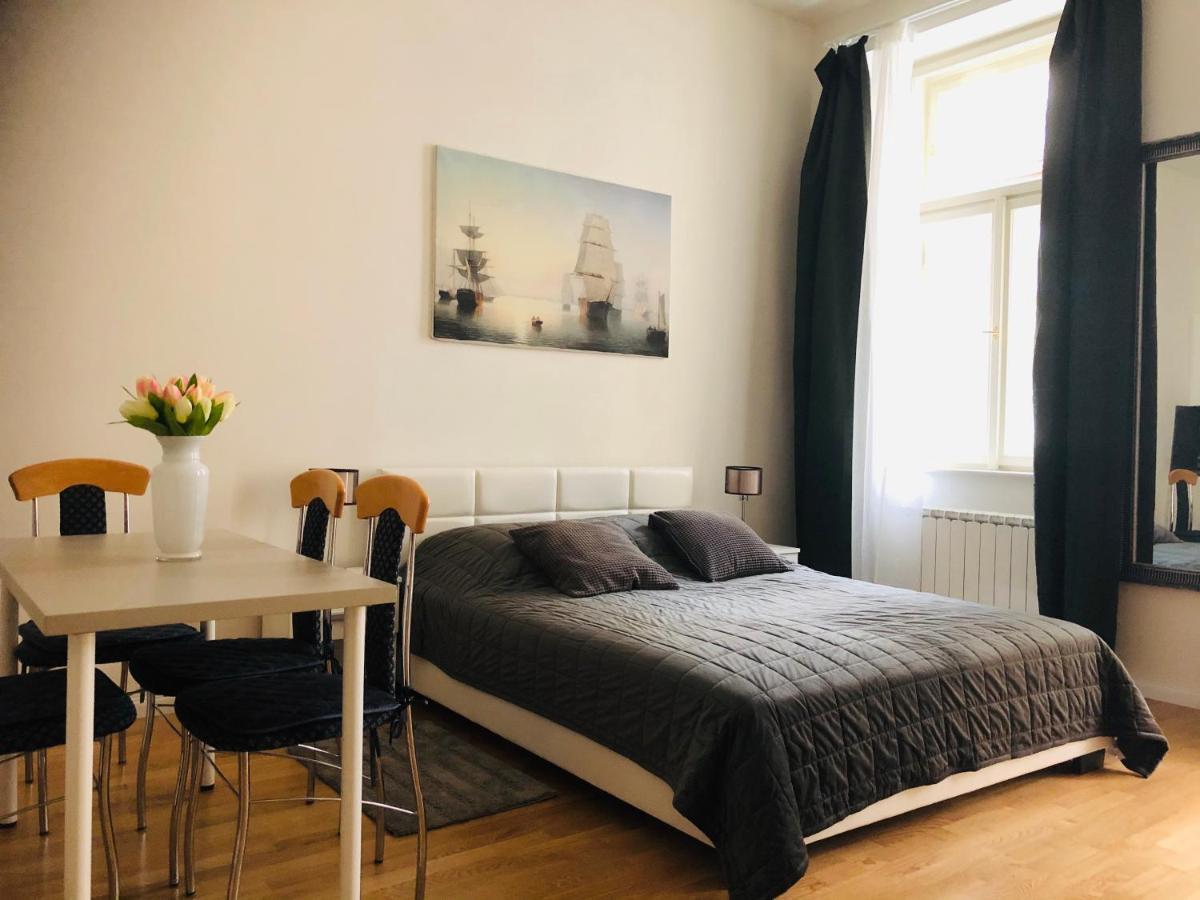 Modern Cozy Apartment In Central Prag Eksteriør billede