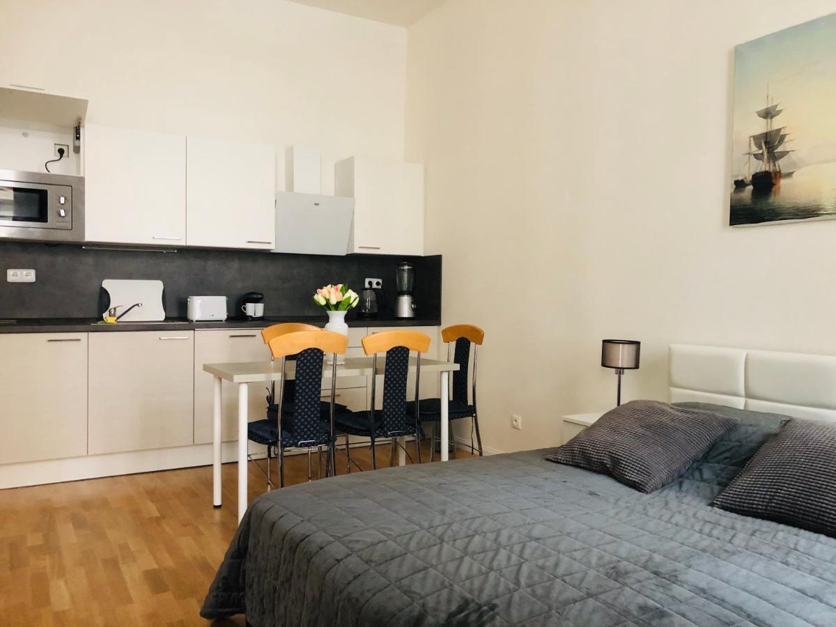 Modern Cozy Apartment In Central Prag Eksteriør billede
