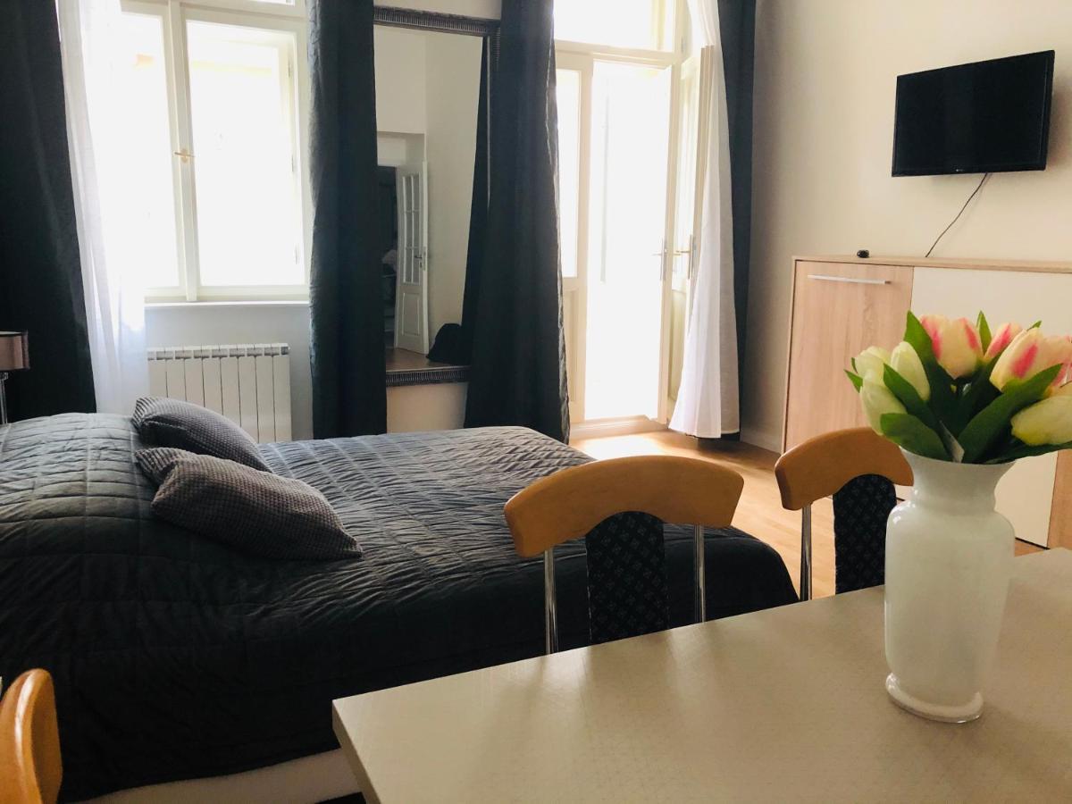 Modern Cozy Apartment In Central Prag Eksteriør billede